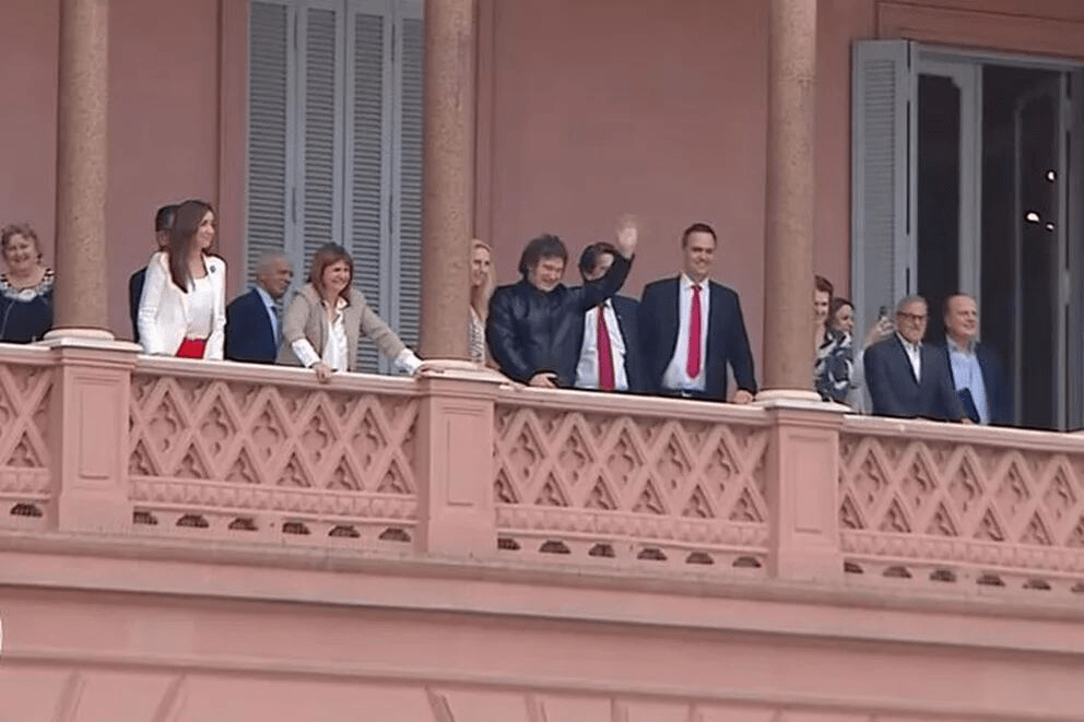 En El Balcón De La Rosada, Javier Milei Y Su Gabinete Se Asomaron Para ...