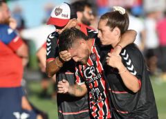 Violencia en el fútbol: suspendieron el clásico entre Tigre y Chacarita por un botellazo a un jugador