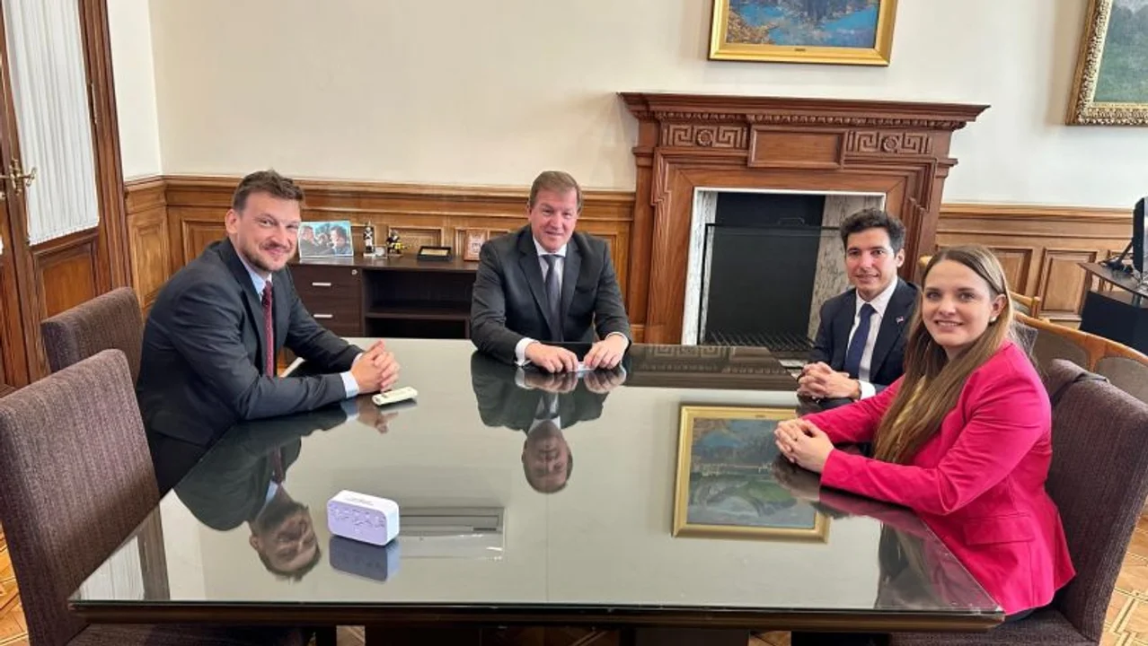 Kiczka visitó Casa Rosada el 8 de agosto, cuando se entrevistó con el secretario de Prensa, Eduardo Serenellini, junto a la diputada de La Libertad Avanza, Florencia Klipauka Lewtak, y al legislador provincial de Activar, Pedro Puerta.