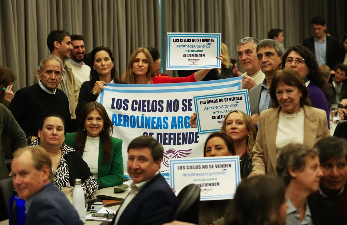 Los diputados de Unión por la Patria desplegaron carteles que decían "Los Cielos no se venden" y "Aerolíneas se defiende".