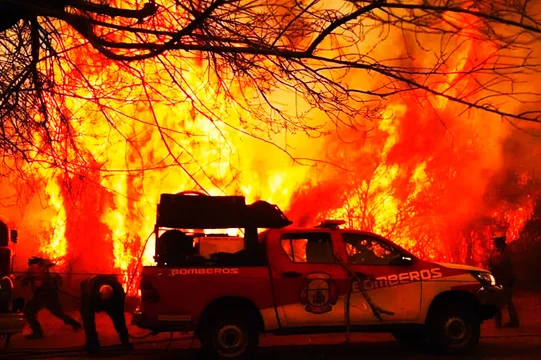 Más de 800 bomberos trabajaron en la noche del lunes. Fotografía: Agencia Noticias Argentinas / redes.