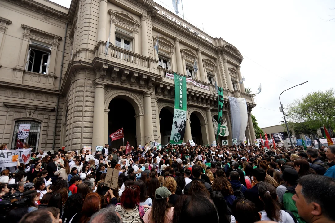 Los empleados del Hospital Bonaparte realizan un abrazo simbólico a la institución médica. Fotografía: Agencia Noticias Argentinas / Daniel Vides