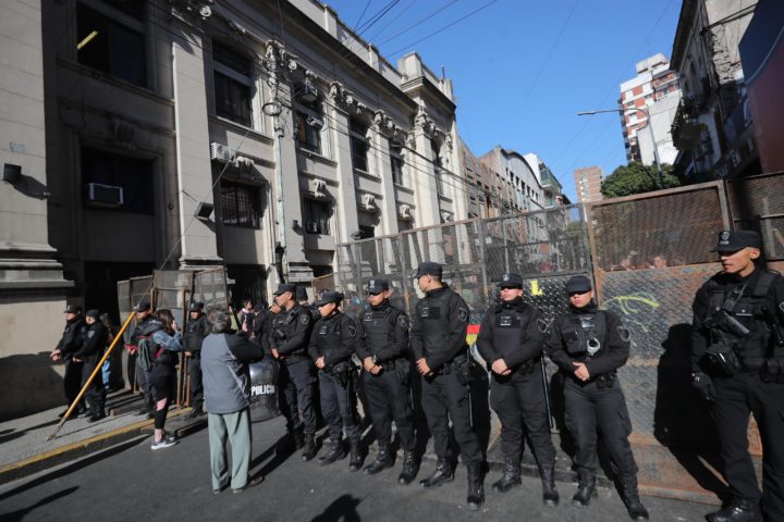 Los depósitos de manteros en el barrio porteño de Once fueron allanados por más de 500 efectivos de la Policía de la Ciudad.