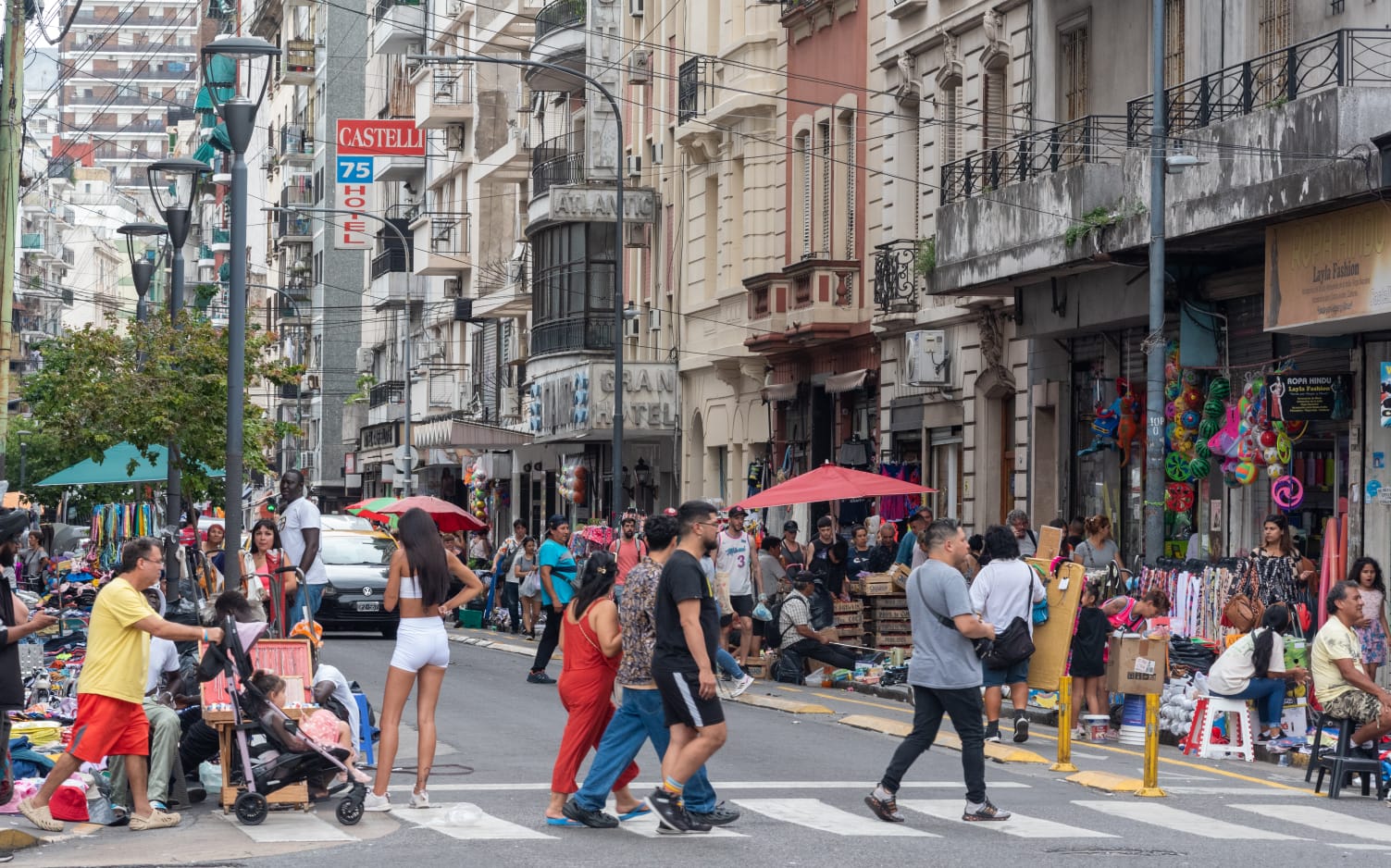 Casi 200 allanamientos a los depósitos de manteros en Once.