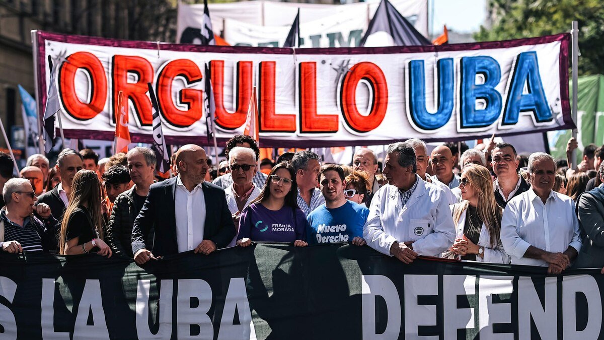 Autoridades de la UBA, entre ellos, su vicerrector Emiliano Yacobitti, participan de la marcha al Congreso en contra del recorte presupuestario.