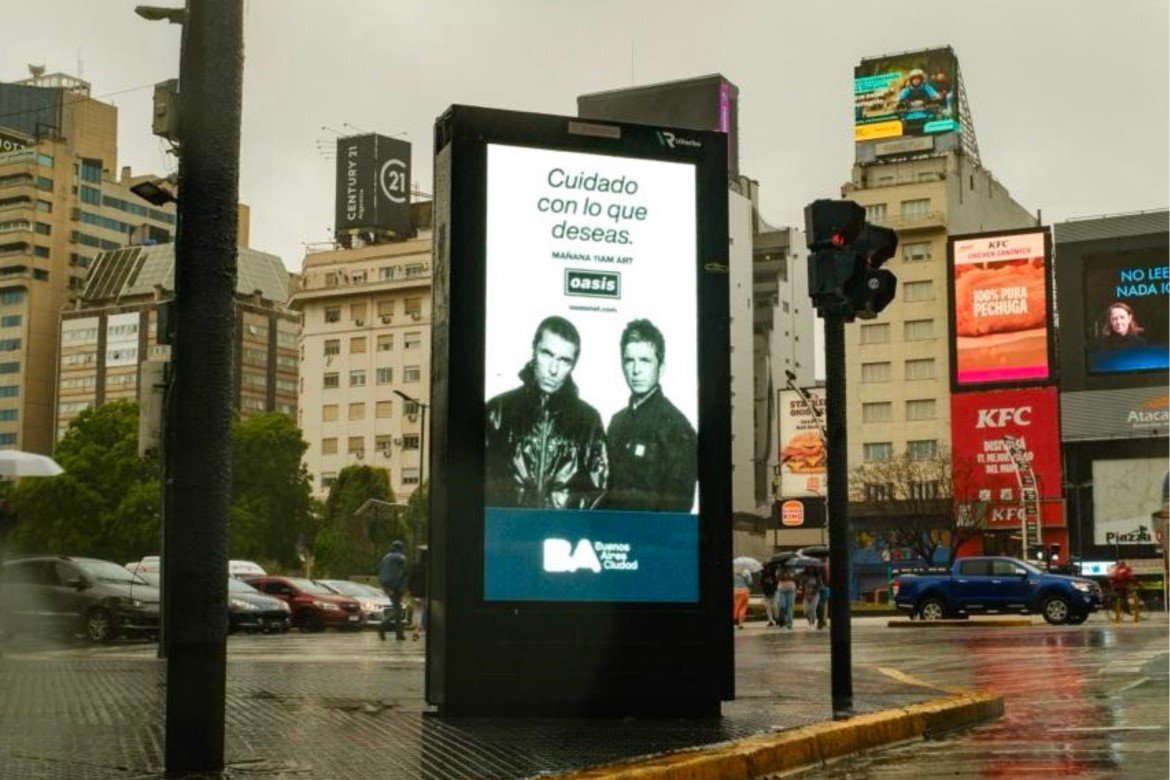 Uno de los carteles que promocionaron el regreso de Oasis en la Ciudad de Buenos Aires: "Cuidado con lo que deseas".