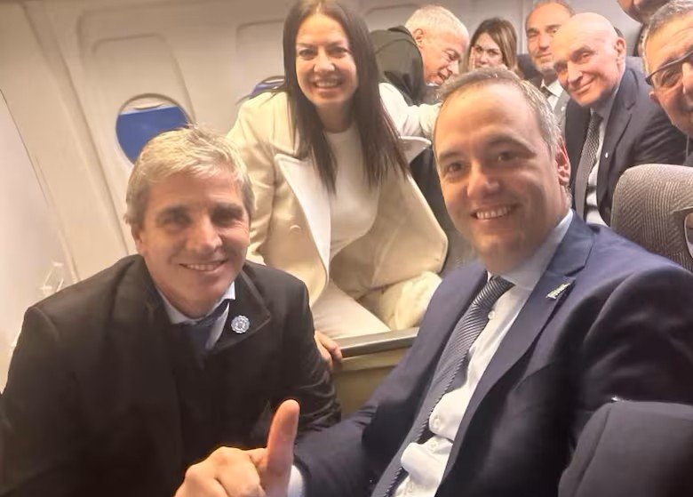 Adorni, Caputo y Pettovello, en un vuelo oficial.