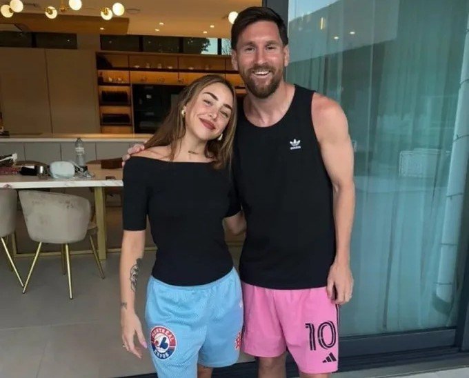 Lionel Messi junto a Nicki Nicole en su casa de Rosario.