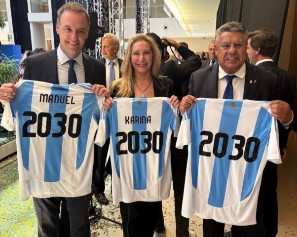 Adorni, Karina Milei y Tapia con las remeras de Argentina sede del Mundial 2030.