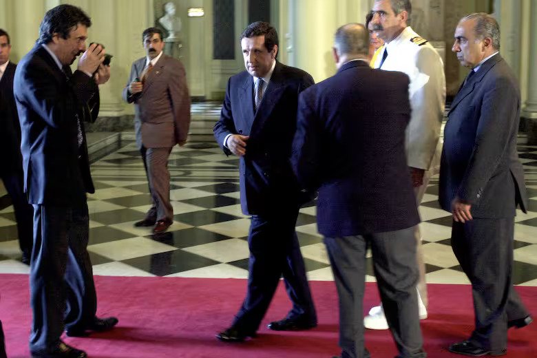 El expresidente provisional del Senado entonces a cargo de la Presidencia de la Nación, Ramón Puerta, en el Salón de los bustos de Casa de Gobierno. Foto: Leo La Valle - DyN