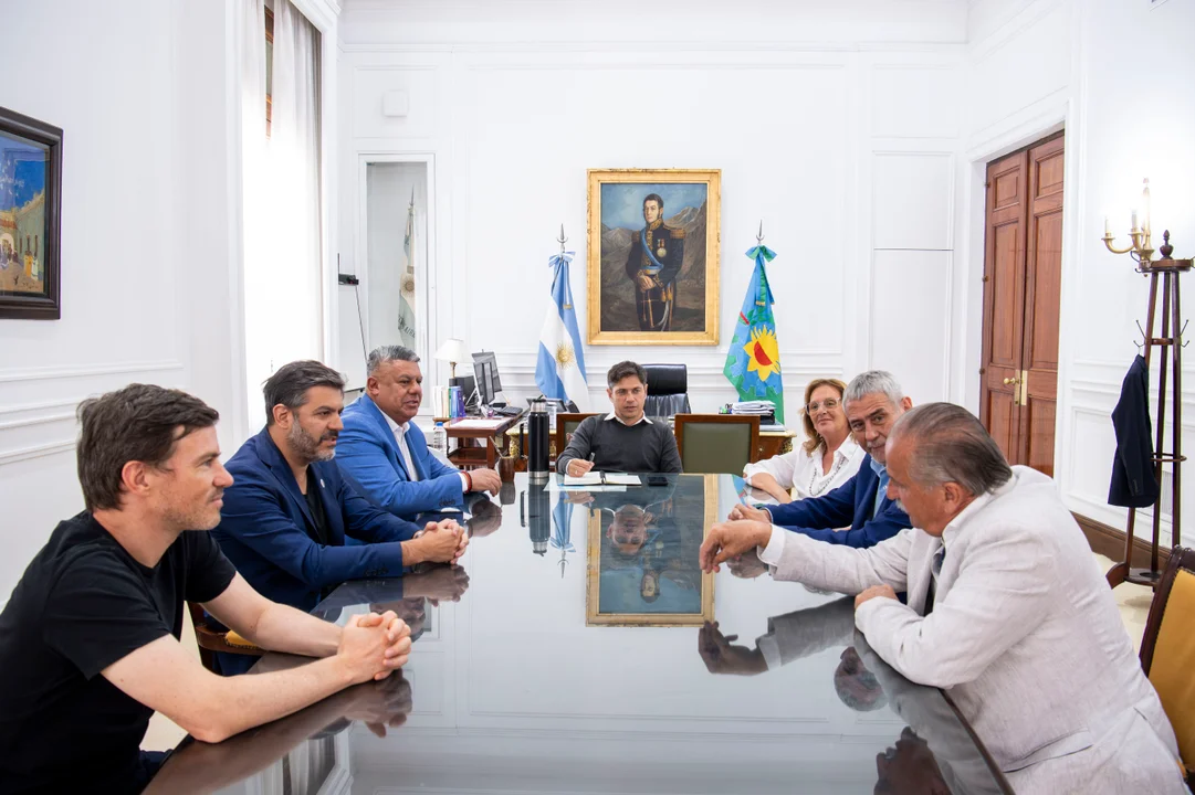 'Chiqui' Tapia asume como nuevo presidente del CEAMSE tras una reunión con Kicillof. Foto: Gobierno de la provincia de Buenos Aires