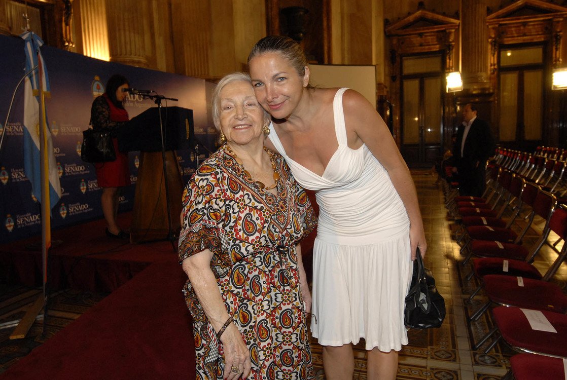 Alejandra Darín junto a su mamá, Roxana en la entrega de los Premios Pablo Podesta 2014. Foto: Clarín