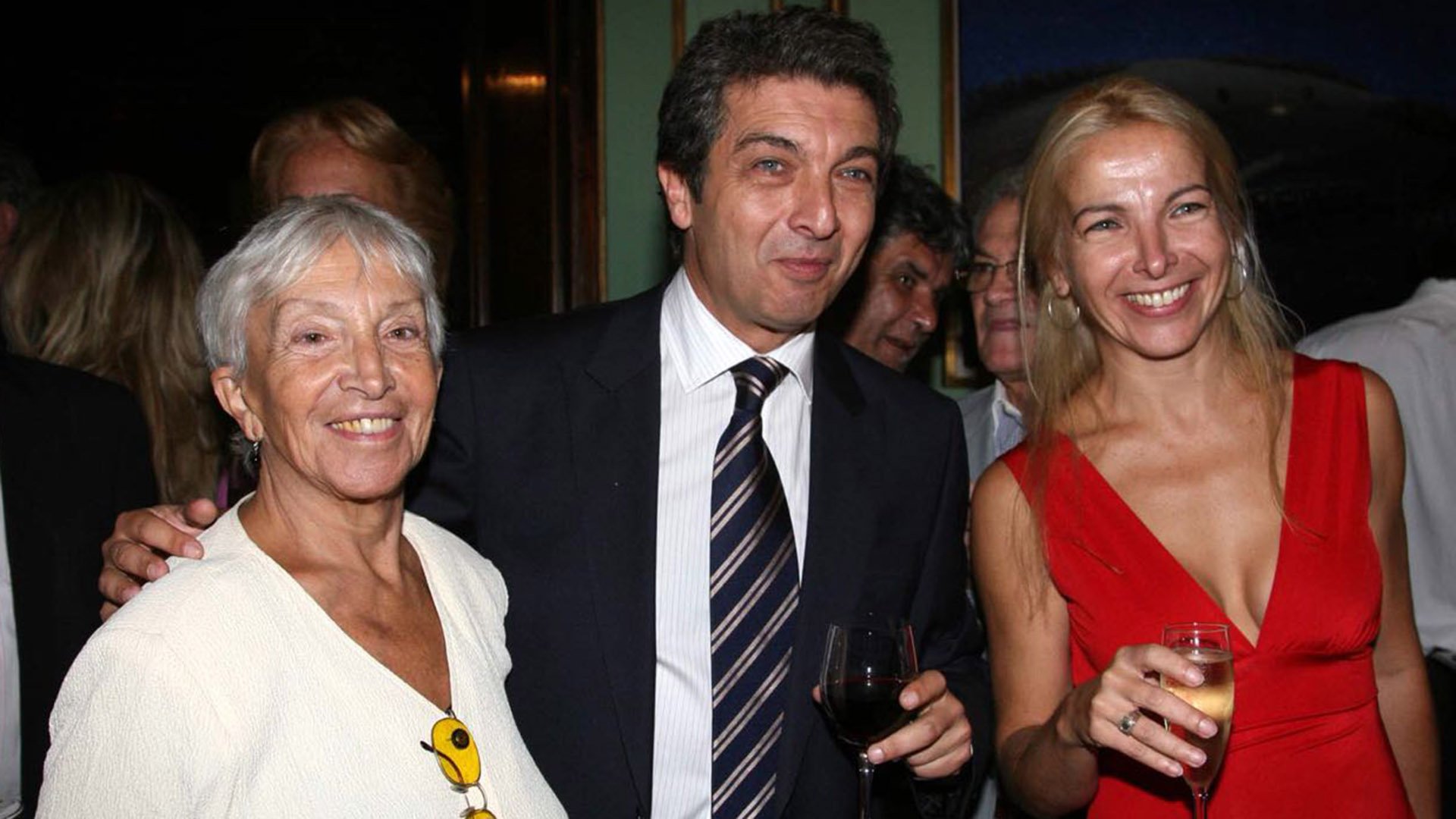 Los hermanos Alejandra y Ricardo Darín junto a su mamá Renée Roxana.