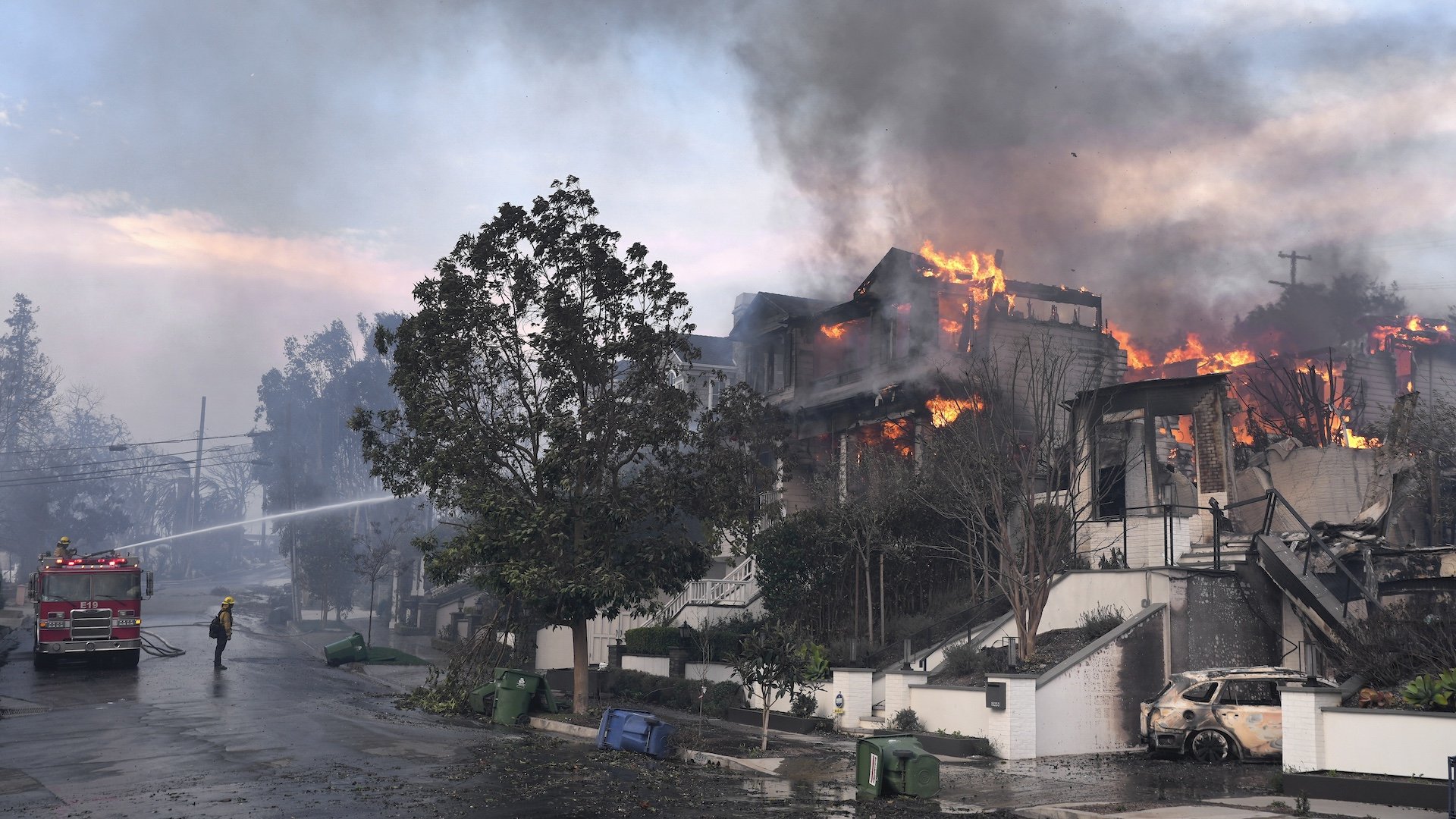 Bomberos de Los Ángeles trabajan para extinguir un incendio. (AP Foto/Damian Dovarganes)