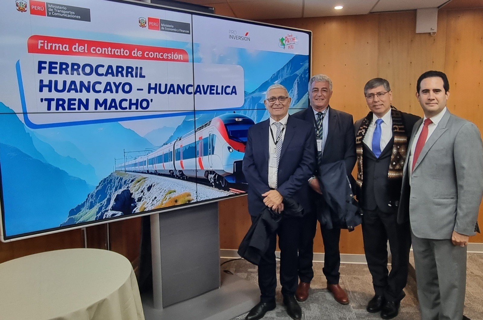 De izq. A der.: César Cano (Gerente Comercial Regional de BRt), Marcos Chicote (Gerente General Operativo de BRt), Ricardo Escalante (Gerente del Concesionario COFEPE) y Fernando Frisancho (Apoderado de Benito Roggio Transporte sucursal del Perú), durante la firma del contrato de concesión.