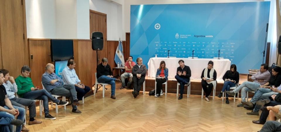 Daniel Arroyo, con intendentes y referentes de las organizaciones, en la reunión del Comité de Emergencia en el ministerio de Desarrollo Social.