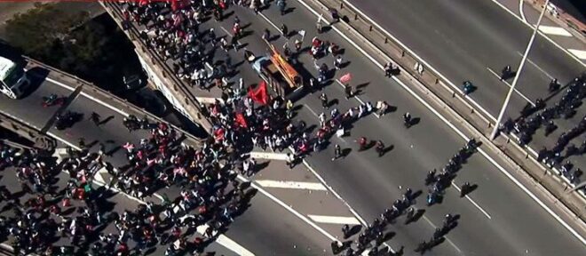 Piqueteros Toman La Autopista 25 De Mayo Y Son Desalojados Por La Policía Notas De Actualidad 0955