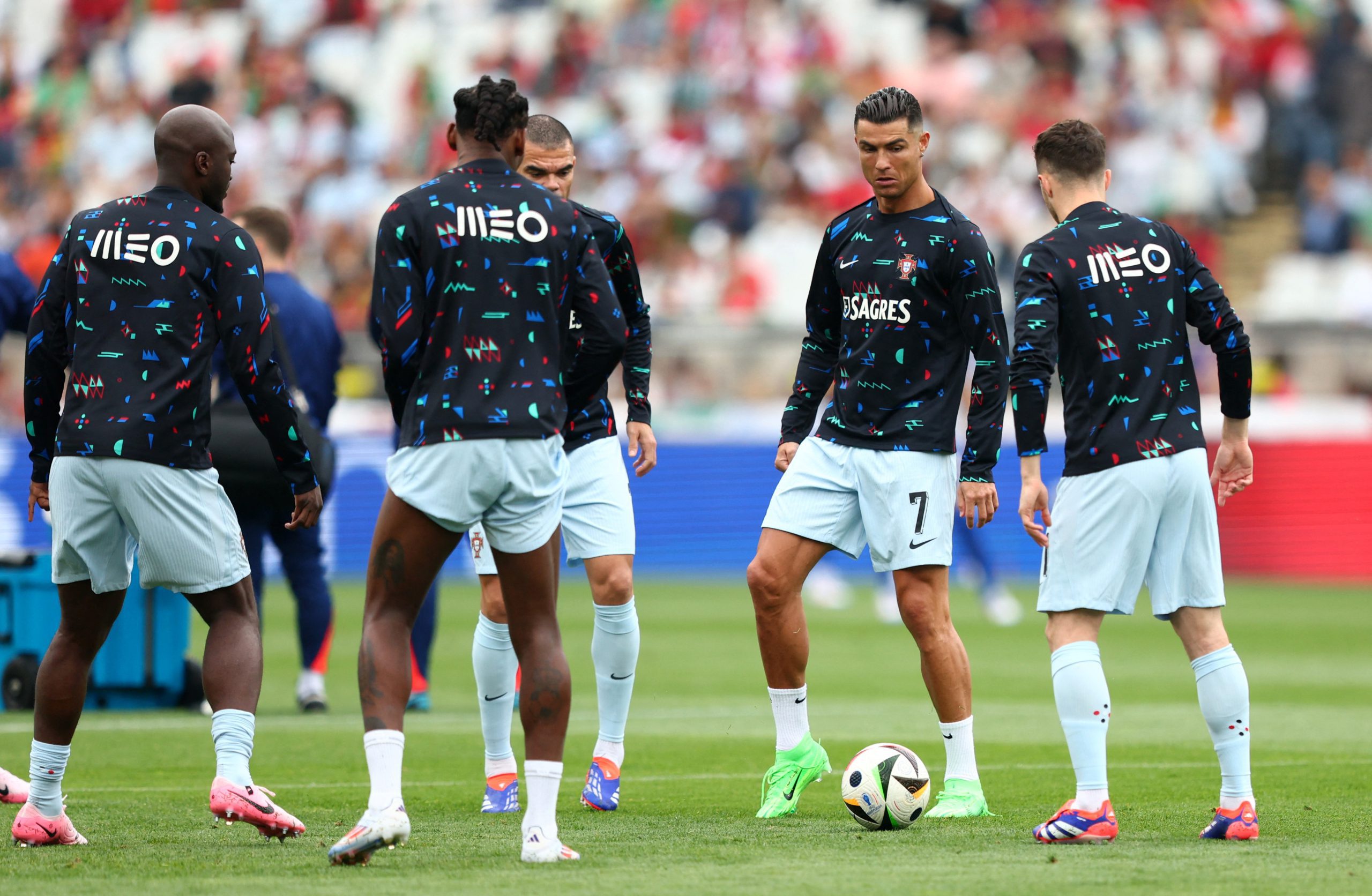 Centro Desportivo Nacional do Jamor, Oeiras, Portugal - 8 de junio de 2024 El portugués Cristiano Ronaldo y sus compañeros de equipo durante el calentamiento previo al partido.