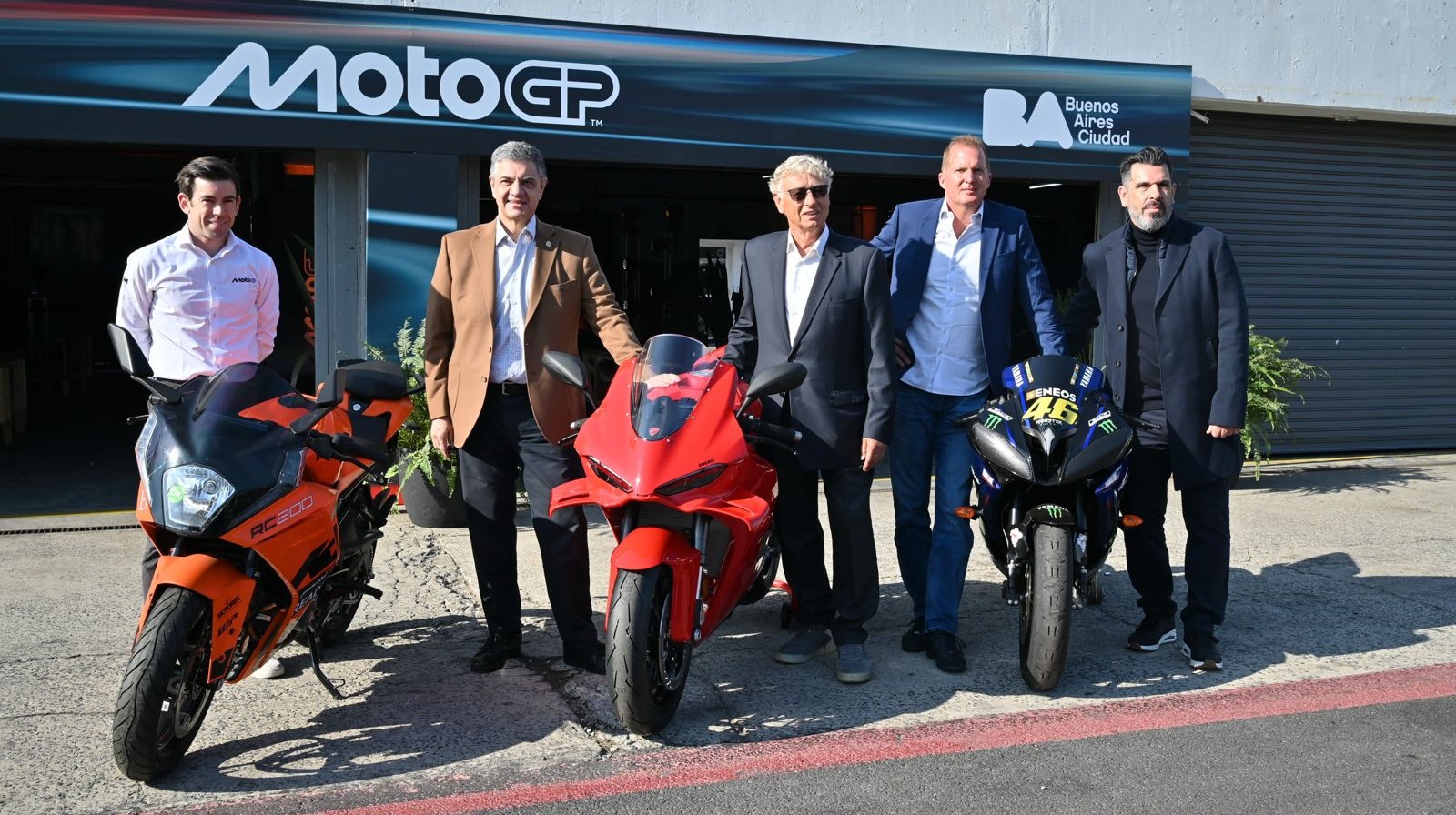 Jorge Macri junto al secretario de Deportes, Fabián Turnes; el director deportivo de Dorna Sports; Carlos Ezpeleta; y Hermann Tilke, de Tilke Engineers & Architects.