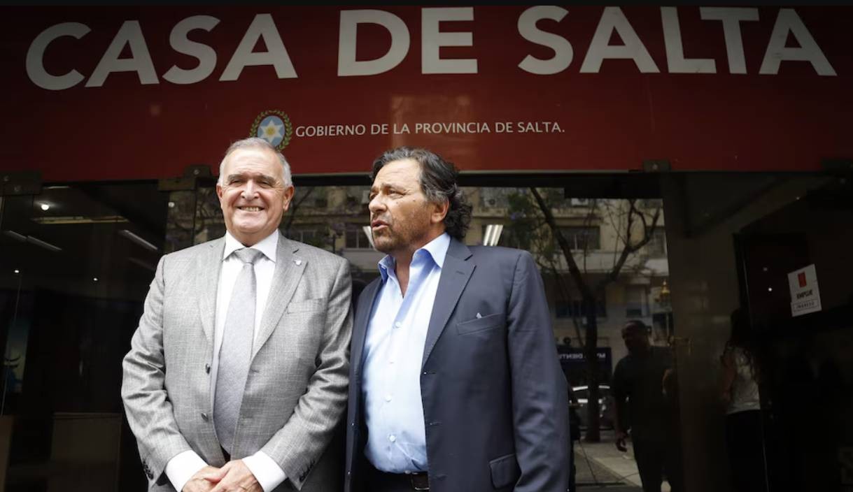 Los gobernadores Osvaldo Jaldo (Tucumán) y Gustavo Sáenz (Salta), quienes se reunieron con el ministro del Interior, Diego Santilli.