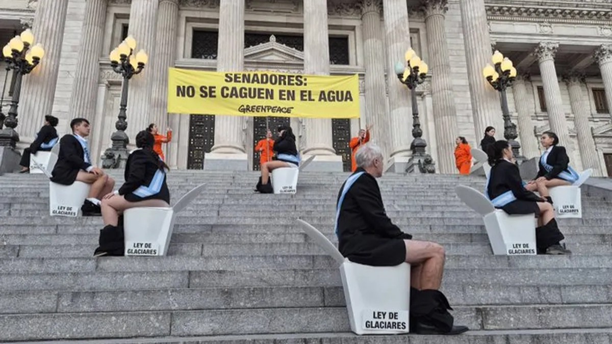 "No se caguen en el agua": el mensaje de los activistas de Greenpeace a los senadores por la reforma de la Ley de Glaciares.