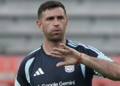 VIDEO | Dibu Martínez encendió las alarmas tras un gesto de dolor en su primer entrenamiento sin vendaje