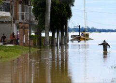 El Río Paraná rompió las defensas de una localidad turística de Corrientes: tres barrios inundados